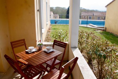 d'une table et de chaises sur un balcon avec vue sur la cour. dans l'établissement Les Capucins, à Carcassonne