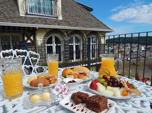 フライブルゴにあるCastelo Boutique Hotelのテーブル(食べ物、ドリンクの盛り合わせ付)