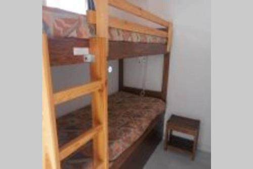 Cette chambre comprend 2 lits superposés et un tabouret. dans l'établissement studio avec climatisation WIFI parking piscine, au Cap d'Agde