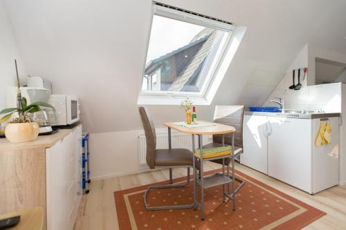 a small kitchen with a table and a window at Casa Felicitas - Ferienwohnung & Studio in Möhnesee