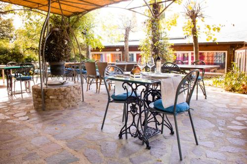 Un restaurante o sitio para comer en Relais Parco Fiorito & SPA - Agriturismo, Ristorante e Fattoria Didattica