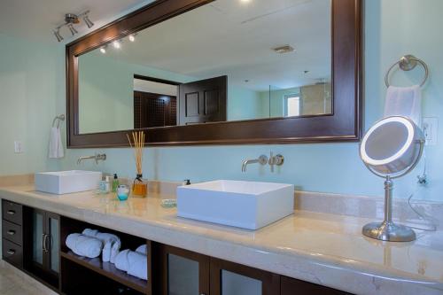 a bathroom with two sinks and a large mirror at Villa Turquesa in Playa del Carmen