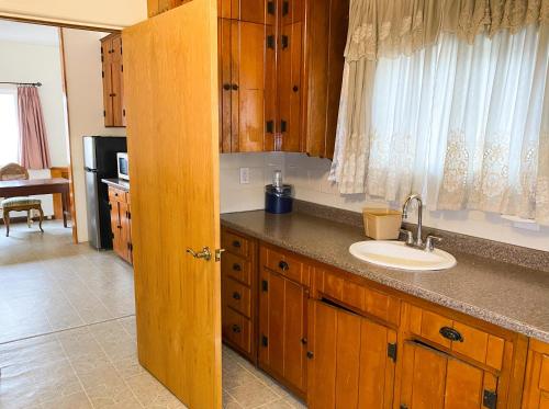 Kuchyň nebo kuchyňský kout v ubytování Guest Ranch Motel