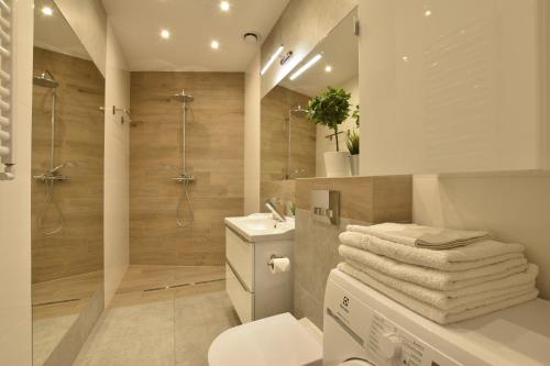 a bathroom with a shower and a toilet and a sink at Apartament Flauta Pogorzelica in Pogorzelica