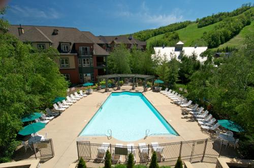 an overhead view of a swimming pool with chairs and a resort at Blue Mountain Resort Village Suites in Blue Mountains