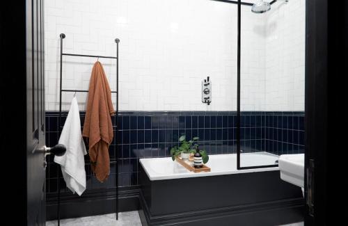 a bathroom with a bath tub and a sink at Contemporary Studio - minutes from Angel Tube St. in London