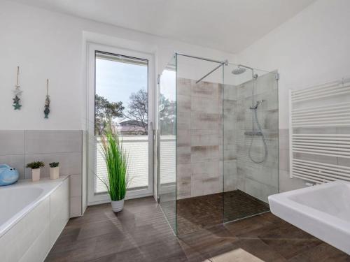 ein Badezimmer mit Dusche, Badewanne und Waschbecken in der Unterkunft Villa Vogue Wohnung Nr. 11 in Binz