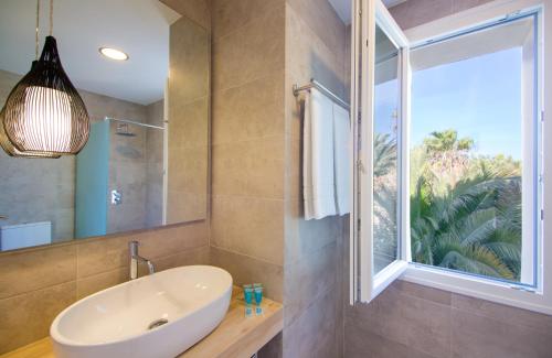 a bathroom with a sink and a window at Fortuna in Los Caños de Meca