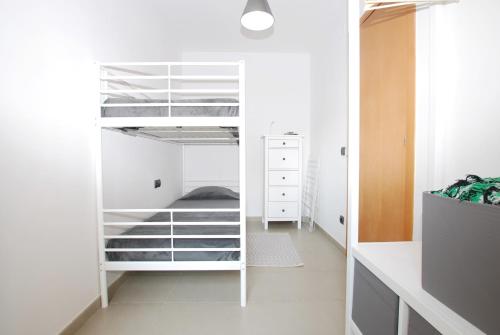Двох'ярусне ліжко або двоярусні ліжка в номері Petit niu · Petit niu · Apartamento AC - 3 min de la playa