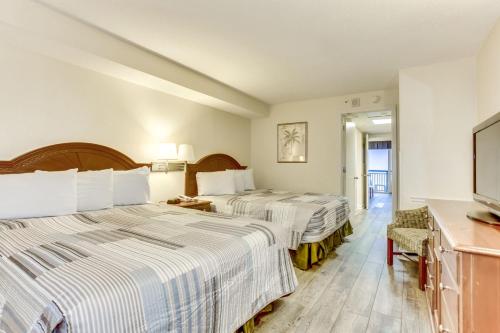 Habitación de hotel con 2 camas y TV de pantalla plana. en Boardwalk Resort Oceanfront Condo by Hosteeva, en Myrtle Beach