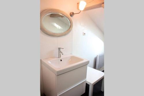 Duplex 3 chambres, 8 personnes avec terrasse centre de Blois tesisinde bir banyo