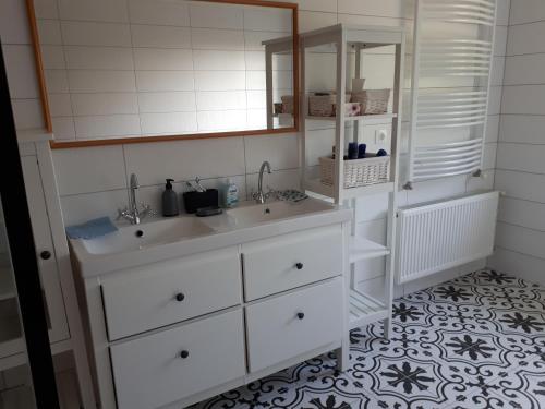 a bathroom with a sink and a mirror at Fehér Rózsa Apartman in Cserszegtomaj