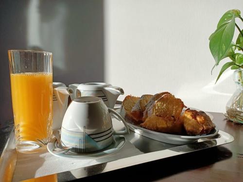 stół z talerzem jedzenia i szklanką soku pomarańczowego w obiekcie B&B Brunamonti w mieście Arcevia