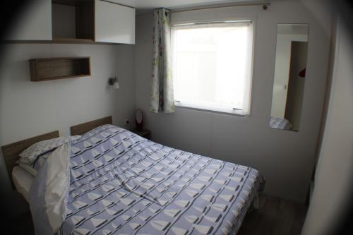 A bed or beds in a room at Familie-Vakantiehuisje aan Zee (Knokke-Heist)