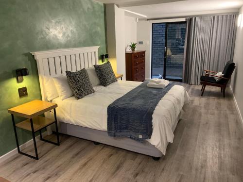 Кровать или кровати в номере Coral Wood Self Catering Suites and B&B