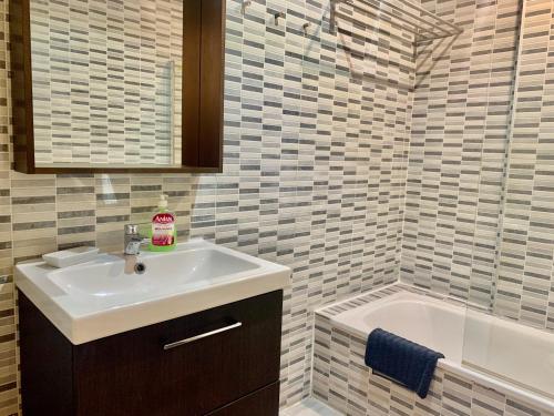 un baño con lavabo y bañera en Homely Málaga Refino 1-I6 y bajo E5, en Málaga