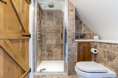 Et badeværelse på Riverside Cottage with wood fired hot tub in Cairngorms