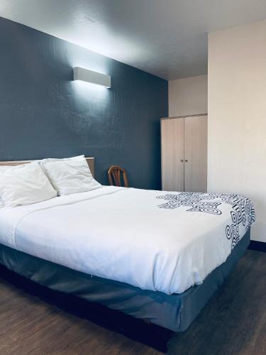Postel nebo postele na pokoji v ubytování Century 21 Motel