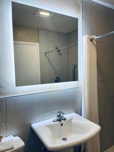 Koupelna v ubytování Century 21 Motel