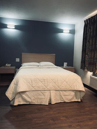 Postel nebo postele na pokoji v ubytování Century 21 Motel