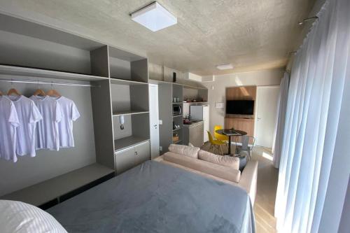 een slaapkamer met een bed en een kamer met een bank bij Smart Sharing Bela Vista in Sao Paulo