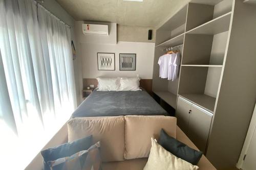 een kleine slaapkamer met een bed en een kast bij Smart Sharing Bela Vista in Sao Paulo