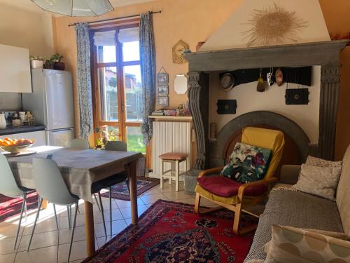 uma sala de estar com uma mesa e uma lareira em B & B Da Giusy em Corte Franca