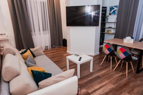 Una televisión o centro de entretenimiento en Puzzle Apartaments&Studios