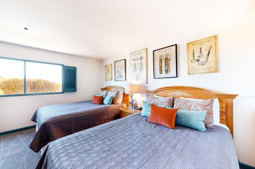 sypialnia z 2 łóżkami i oknem w obiekcie Starr Pass Golf Casita w mieście Tucson
