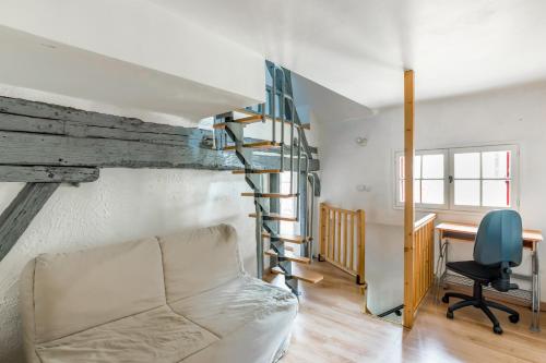 uma sala de estar com uma escada em espiral e uma secretária em L'Arpajonnais 1 Cosy Hyper Centre 5min N20 em Arpajon