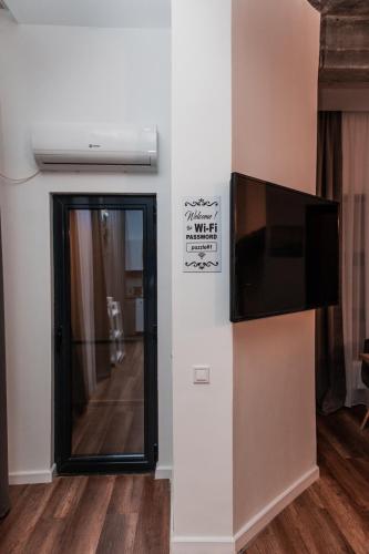 Una televisión o centro de entretenimiento en Puzzle Apartaments&Studios