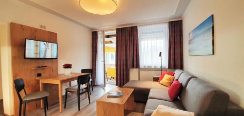 a living room with a couch and a table at Ferienwohnungen KUR-ECK in Bad Wörishofen