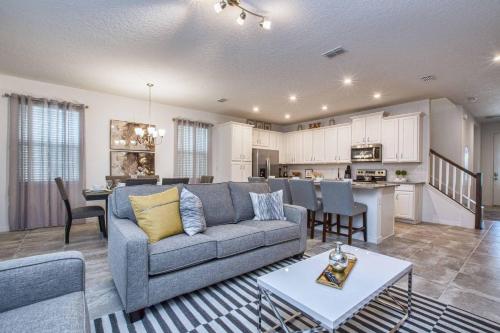 a living room with a couch and a kitchen at 5 Bedrooms Townhome W- Splashpool - 8205Sa in Orlando