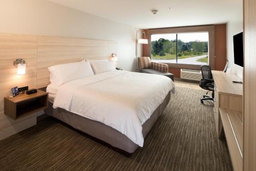 A bed or beds in a room at Holiday Inn Express Hotel & Suites Bay City, an IHG Hotel