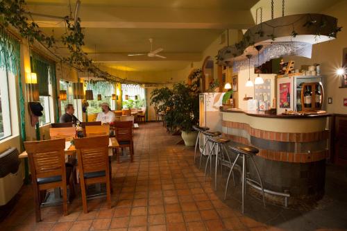 Restoran atau tempat lain untuk makan di La Pasarela