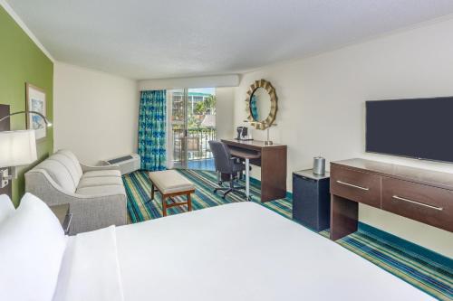 Televiisor ja/või meelelahutuskeskus majutusasutuses Holiday Inn Key Largo, an IHG Hotel