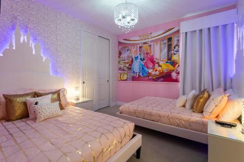 Postelja oz. postelje v sobi nastanitve Beautiful Themed Single Home with Private Pool and Game Room EC0405
