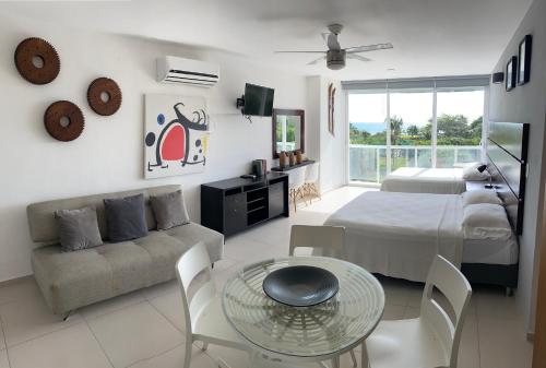 een woonkamer met een bank en een tafel bij Beachfront Loft Amara Cancun in Cancun