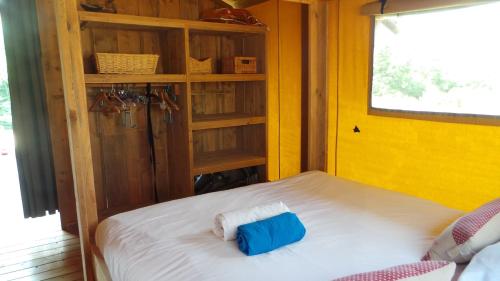 een bed met twee kussens in een kamer bij Retour Au Source in Monprimblanc