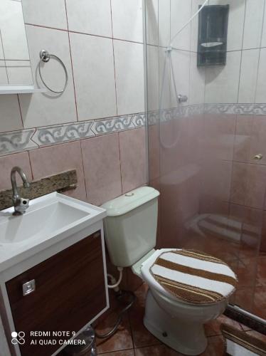 a bathroom with a toilet and a sink at Apto ProntoCardio Rodoviária in Campos dos Goytacazes