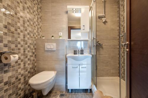 ein Bad mit einem WC, einer Dusche und einem Waschbecken in der Unterkunft Apartman Neva Zlatibor in Zlatibor