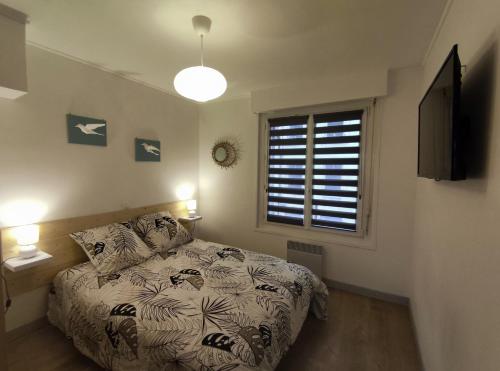 une chambre avec un lit et une fenêtre dans l'établissement Joli petit T2 entre port et vieille ville, à Boulogne-sur-Mer