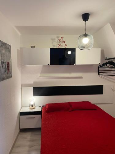 - une chambre avec un lit rouge et une couverture rouge dans l'établissement L'échappée à Deauville, à Deauville