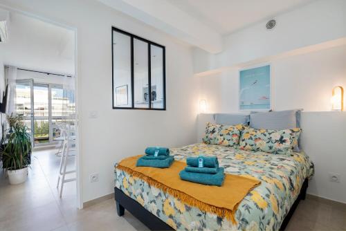 a bedroom with a bed with two towels on it at Coup de coeur! Vue mer! Terrasse dangle! in Antibes