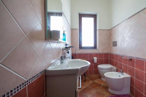 a bathroom with a sink and a toilet at Il Rustico in Pozzillo