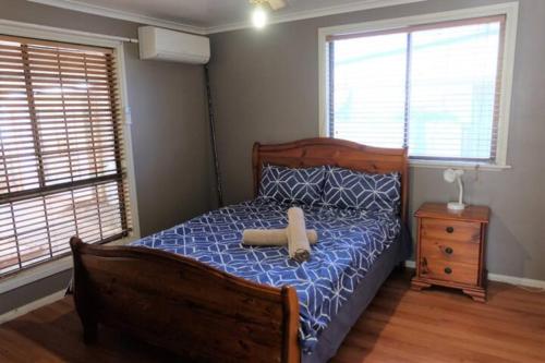 um quarto com uma cama com um urso de peluche em Silver City Oasis em Broken Hill