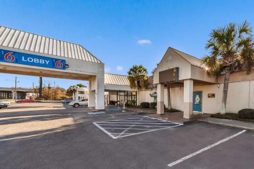 a convenience store parking lot in front of a dealership at Motel 6-Florence, SC in Florence