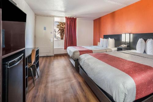 Llit o llits en una habitació de Motel 6-Florence, SC
