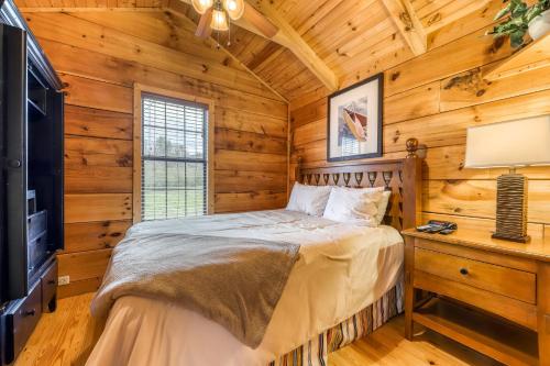 - une chambre avec un lit dans une cabane en rondins dans l'établissement Rocky Top, à Sevierville