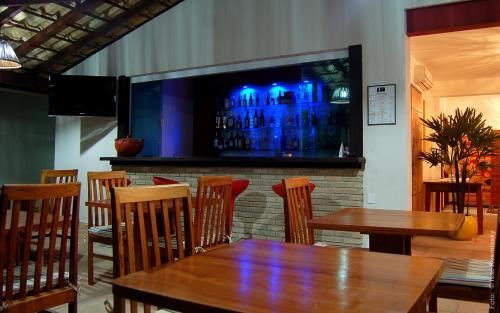 Televisyen dan/atau pusat hiburan di Hotel Pousada Salvador Paradise